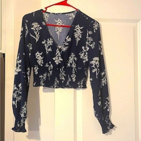 New without tags. Super cute long sleeve mid rise shirt - Picture 1 of 3